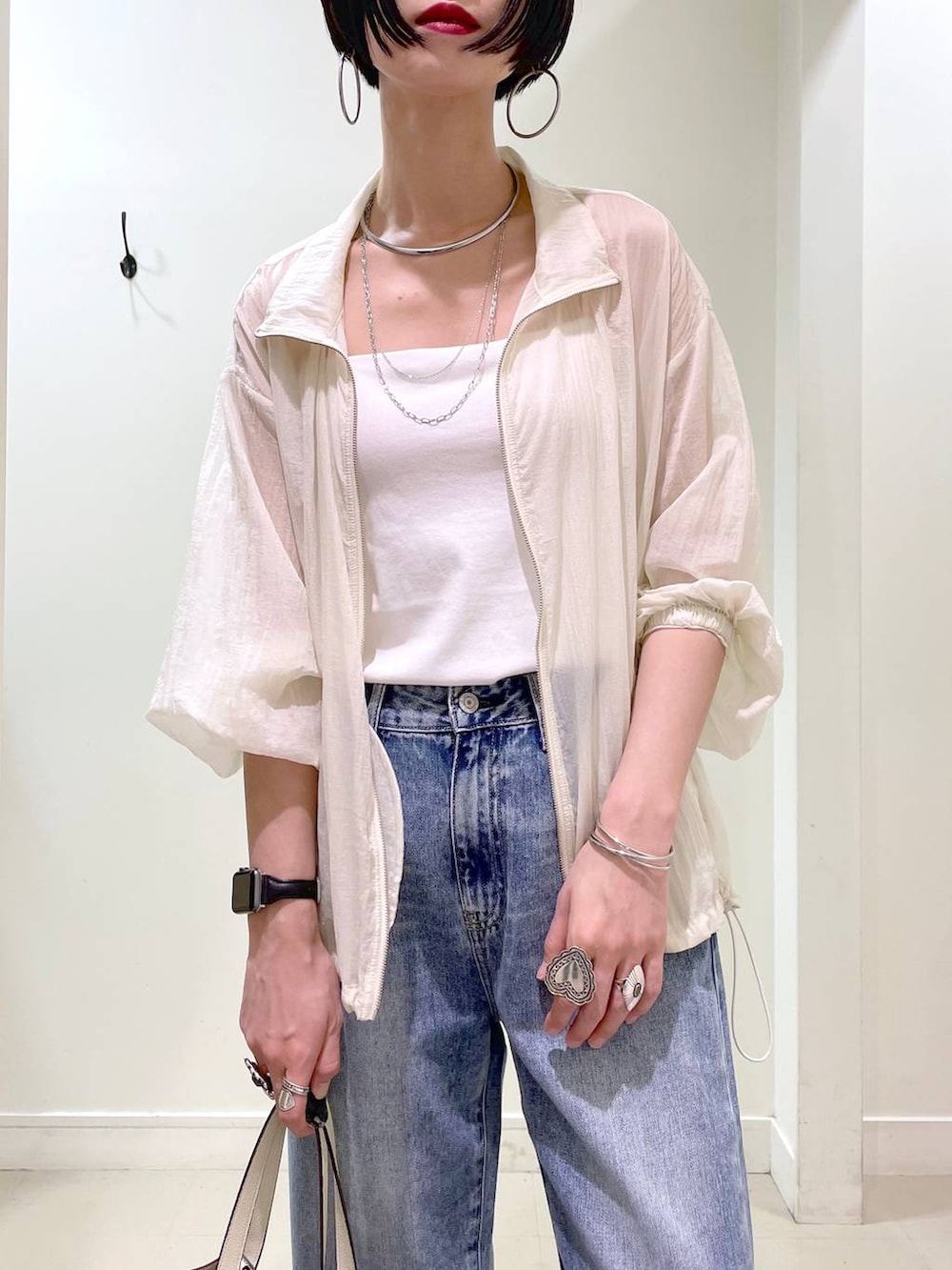 「ネックレス、ブルゾン、シアートップス、キャミソール、カップ付きインナー、デニムパンツ、パンツ、春コーデ、夏コーデ、高見え、若見え、着痩せ・細見え、ママコーデ、楽ちんコーデ、普通_GLOBAL WORK」|「GLOBAL WORKのGOODデニムストレートパンツ/209645(デニムパンツ、ブルー系)」を使った、るんるんさん(レディース・168cm)の春コーディネートの6枚目の写真