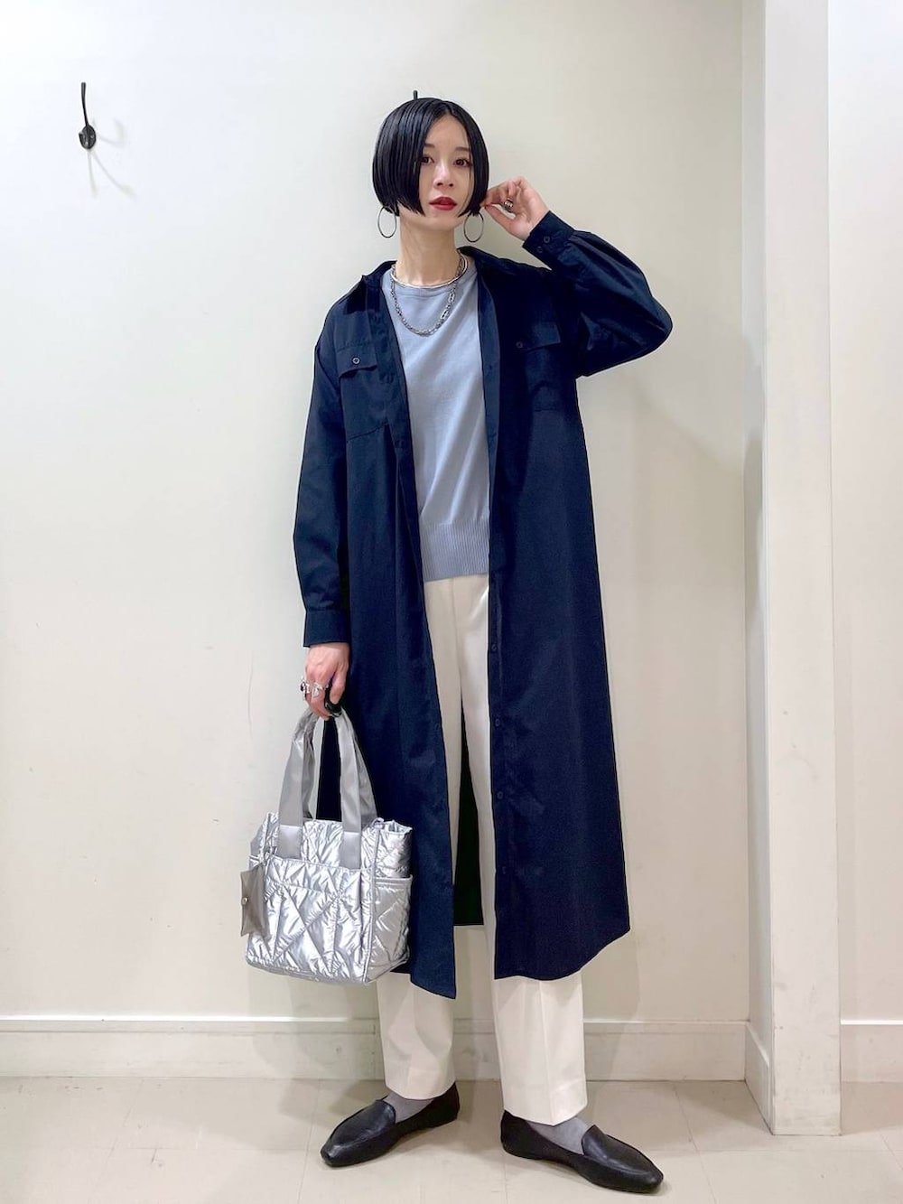 「高見え、若見え、着痩せ・細見え、ママコーデ、楽ちんコーデ、普通_GLOBAL WORK、高身長、体型カバー、GLOBAL WORK、シンプルコーデ、シャツワンピース、ワンピース、ニット、春服みてみて、シャツ」｜「GLOBAL WORKのウツクシルエットテーパードパンツ/133595（その他パンツ、ホワイト系）」を使った、るんるんさん（レディース・168cm）の春コーディネートの3枚目の写真