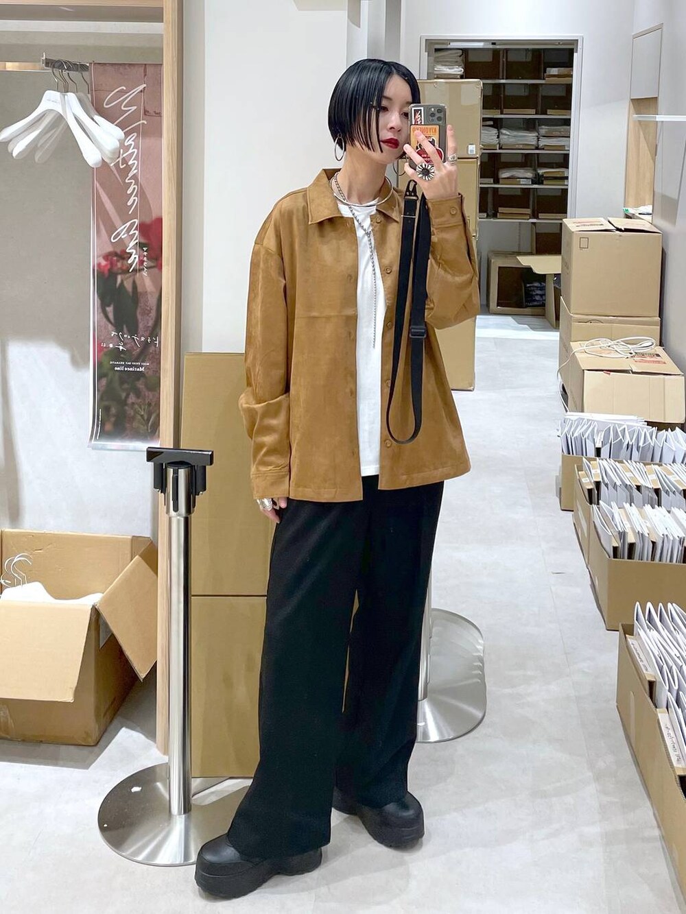 ベージュ系のシャツ/ブラウス、ブラック系のその他パンツ、ホワイト系のTシャツ/カットソーを着用したレディースの秋コーディネートの3枚目の写真