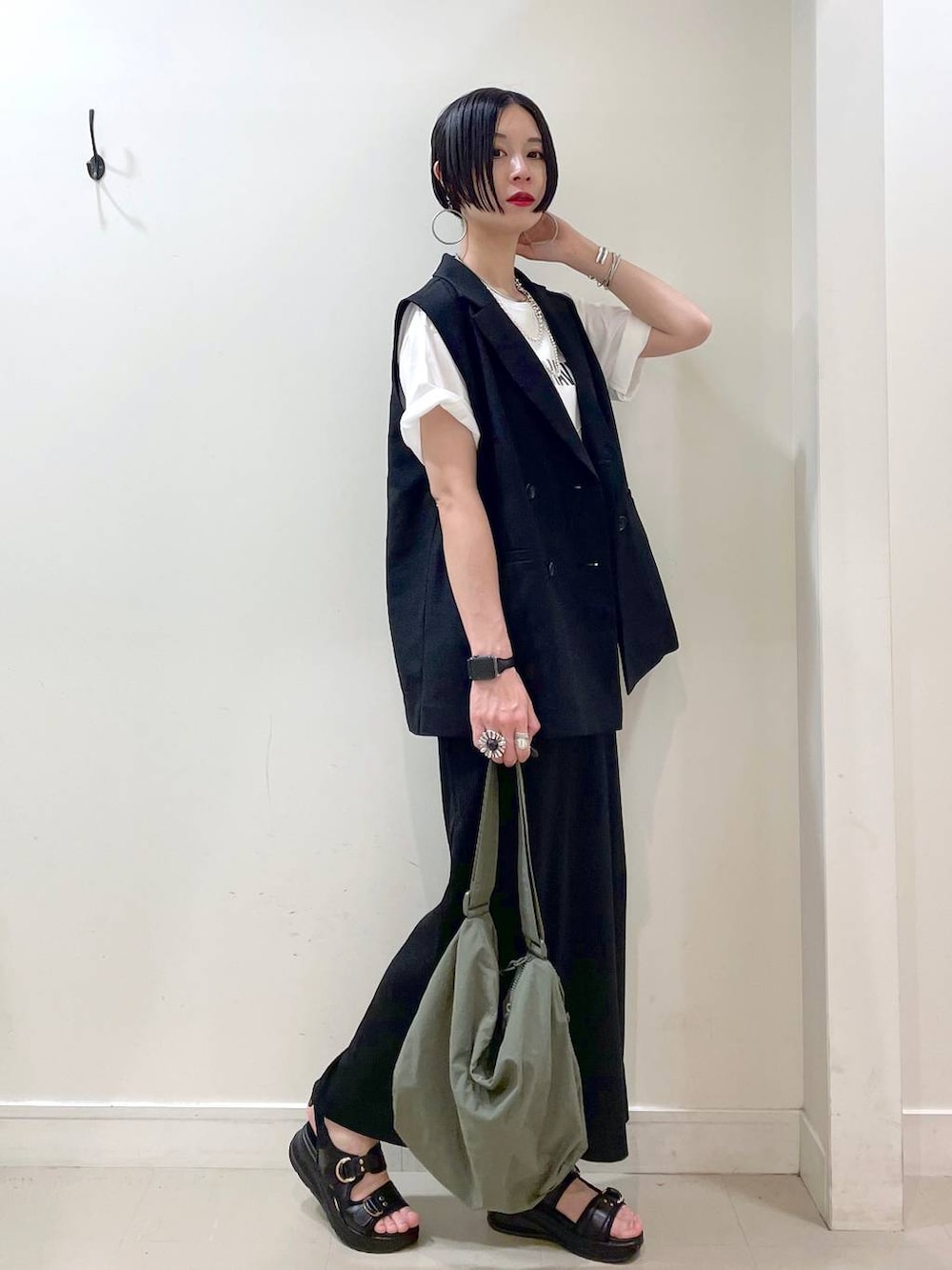 「高見え、若見え、着痩せ・細見え、ママコーデ、楽ちんコーデ、普通_GLOBAL WORK、高身長、体型カバー、GLOBAL WORK、シンプルコーデ、大人カジュアル、Tシャツ、ベスト、スカート、ネックレス」|「GLOBAL WORKのリッチクリーンプリントT半袖/147640(Tシャツ/カットソー、ホワイト系)」を使った、るんるんさん(レディース・168cm)の夏コーディネートの4枚目の写真