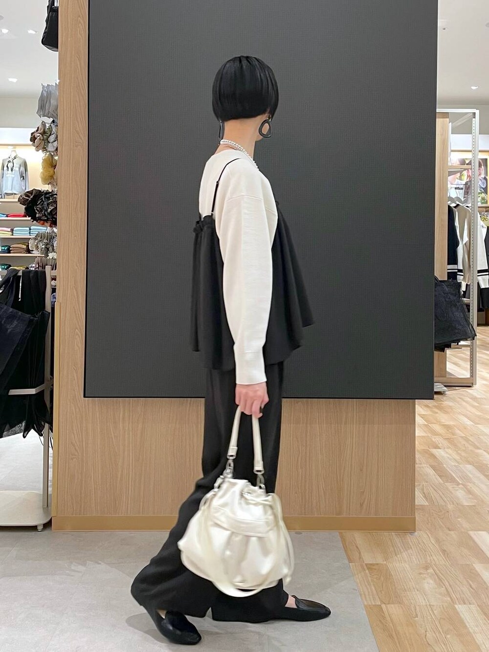 ブラック系のその他シューズ、ホワイト系のショルダーバッグ、グレー系のブルゾンを着用したレディースの春コーディネートの6枚目の写真