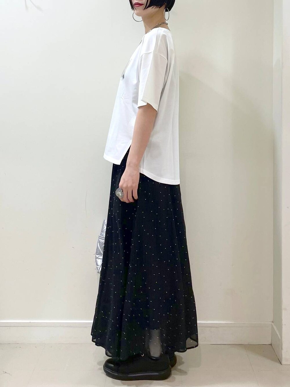 「高見え、若見え、着痩せ・細見え、ママコーデ、楽ちんコーデ、普通_GLOBAL WORK、高身長、体型カバー、GLOBAL WORK、シンプルコーデ、ブルゾン、Tシャツ、スカート、大人カジュアル、春コーデ」|「GLOBAL WORKのエアかるコートスニーカー/135742(スニーカー、ブラック系)」を使った、るんるんさん(レディース・168cm)の春コーディネートの9枚目の写真
