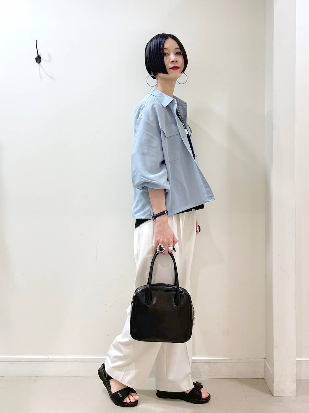 「高見え、若見え、着痩せ・細見え、ママコーデ、楽ちんコーデ、普通_GLOBAL WORK、高身長、体型カバー、GLOBAL WORK、シンプルコーデ、大人カジュアル、シャツ、Tシャツ、ワイドパンツ、パンツ」|「GLOBAL WORKのウツクシルエットワイドパンツ/133599(その他パンツ、ホワイト系)」を使った、るんるんさん(レディース・168cm)の夏コーディネートの3枚目の写真