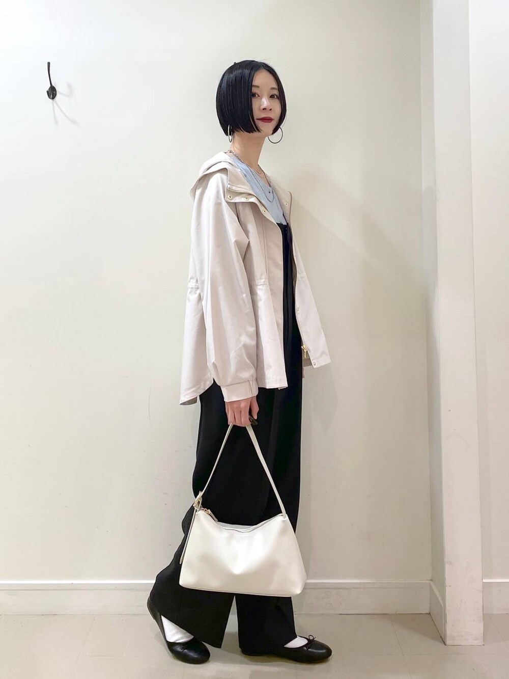 「高見え、若見え、着痩せ・細見え、ママコーデ、普通_GLOBAL WORK、高身長、GLOBAL WORK、マウンテンパーカー、アウター、ブラウス、サロペット、楽ちんコーデ、体型カバー、春コーデ、ワイドパンツ」|「GLOBAL WORKのステンレス二連チェーンネックレス/126692(ネックレス、シルバー系)」を使った、るんるんさん(レディース・168cm)の春コーディネートの2枚目の写真