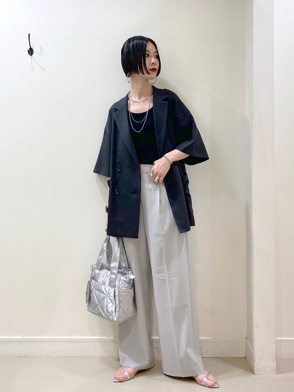 「高見え、若見え、着痩せ・細見え、ママコーデ、楽ちんコーデ、普通_GLOBAL WORK、高身長、体型カバー、GLOBAL WORK、シンプルコーデ、大人カジュアル、ジャケット、ジャケットスタイル、キャミソール、ワイドパンツ」|「GLOBAL WORKの推しごとキルティング2WAYトート/286286(トートバッグ、シルバー系)」を使った、るんるんさん(レディース・168cm)の春コーディネートの6枚目の写真