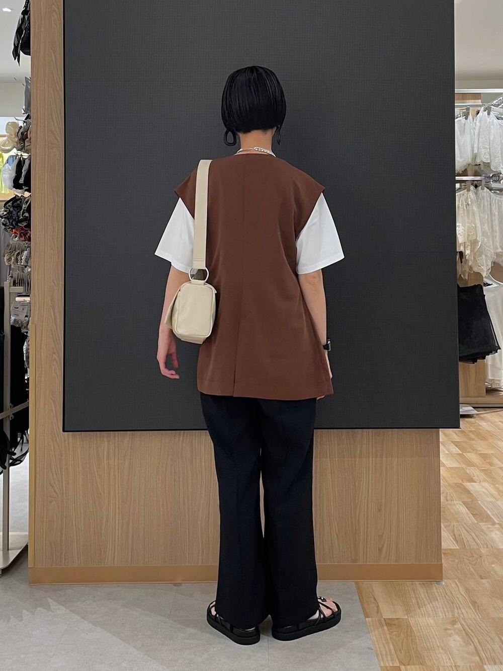 ブラック系のその他パンツ、ホワイト系のTシャツ/カットソー、ブラック系のサンダルを着用したレディースの春コーディネートの4枚目の写真