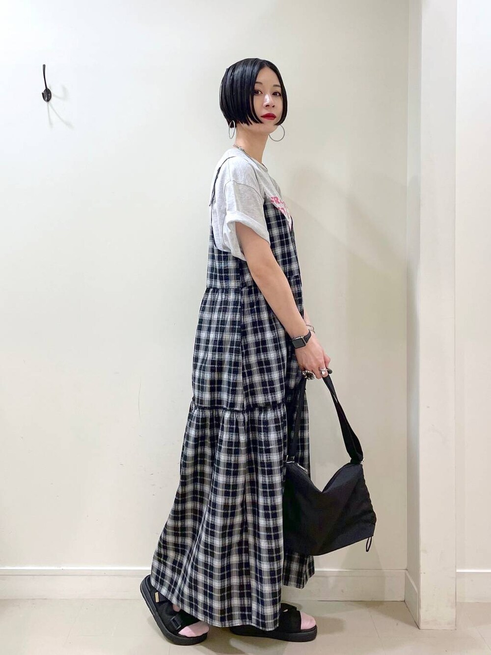 「高見え、若見え、着痩せ・細見え、ママコーデ、楽ちんコーデ、普通_GLOBAL WORK、高身長、体型カバー、GLOBAL WORK、シンプルコーデ、大人カジュアル、Tシャツ、ワンピース、キャミワンピース、サンダル」|「GLOBAL WORKのヘビロッTEEワイドプリント半袖/289396(Tシャツ/カットソー、グレー系)」を使った、るんるんさん(レディース・168cm)の春コーディネートの4枚目の写真