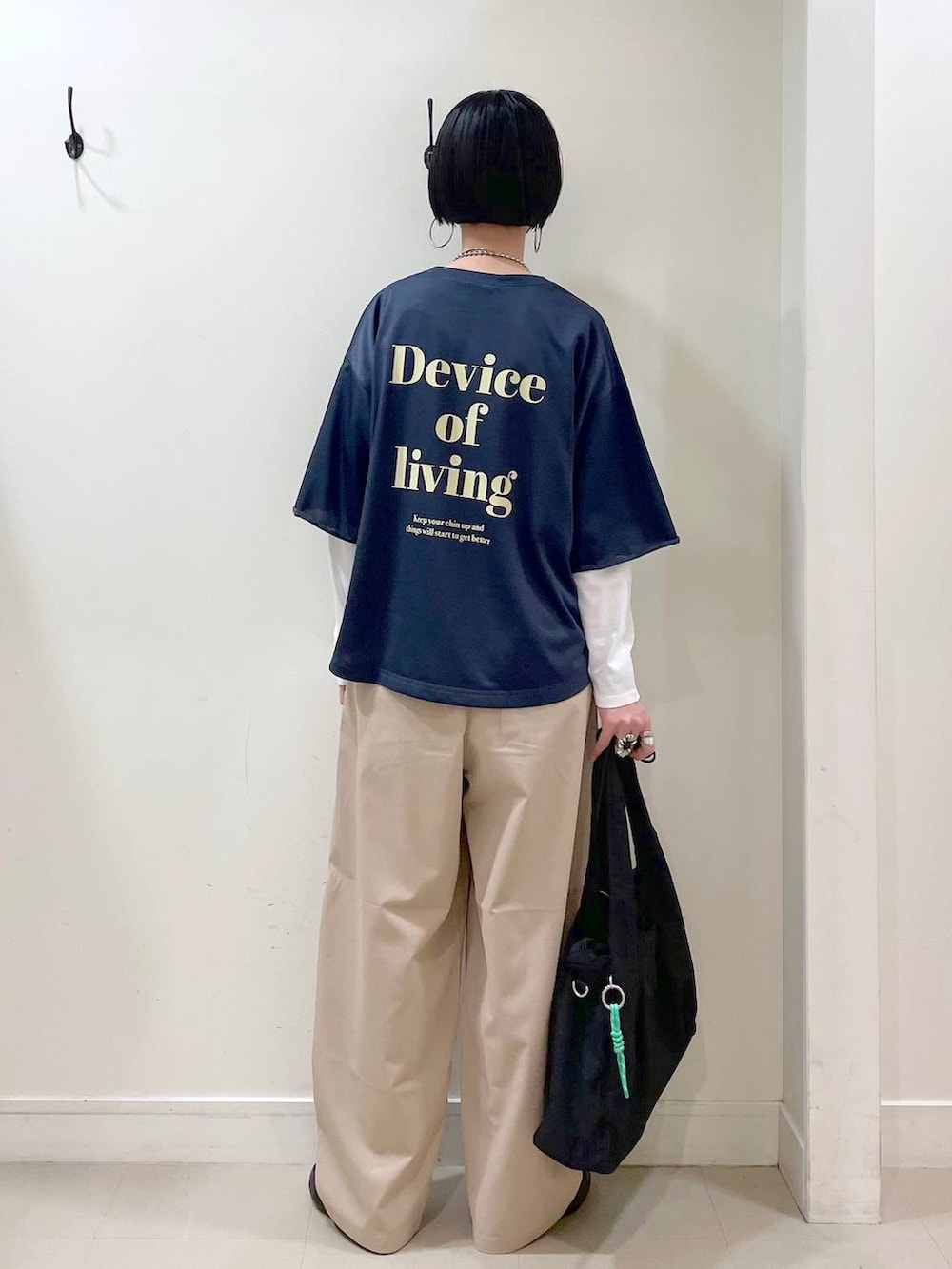 「高見え、大人カジュアル、若見え、着痩せ・細見え、ママコーデ、楽ちんコーデ、普通_GLOBAL WORK、高身長、体型カバー、GLOBAL WORK、シンプルコーデ、スウェット、Tシャツ、ロンT、ワイドパンツ」|「GLOBAL WORKのステンレスボールY字ネックレス/106439(ネックレス、シルバー系)」を使った、るんるんさん(レディース・168cm)の春コーディネートの4枚目の写真