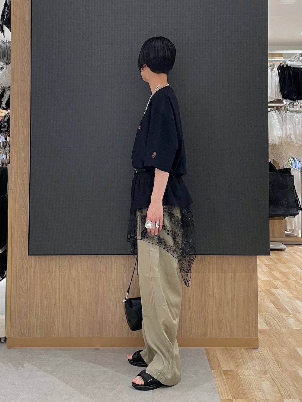 ブラック系のTシャツ/カットソー、ブラック系のサンダル、ブラック系のショルダーバッグを着用したレディースの夏コーディネートの2枚目の写真