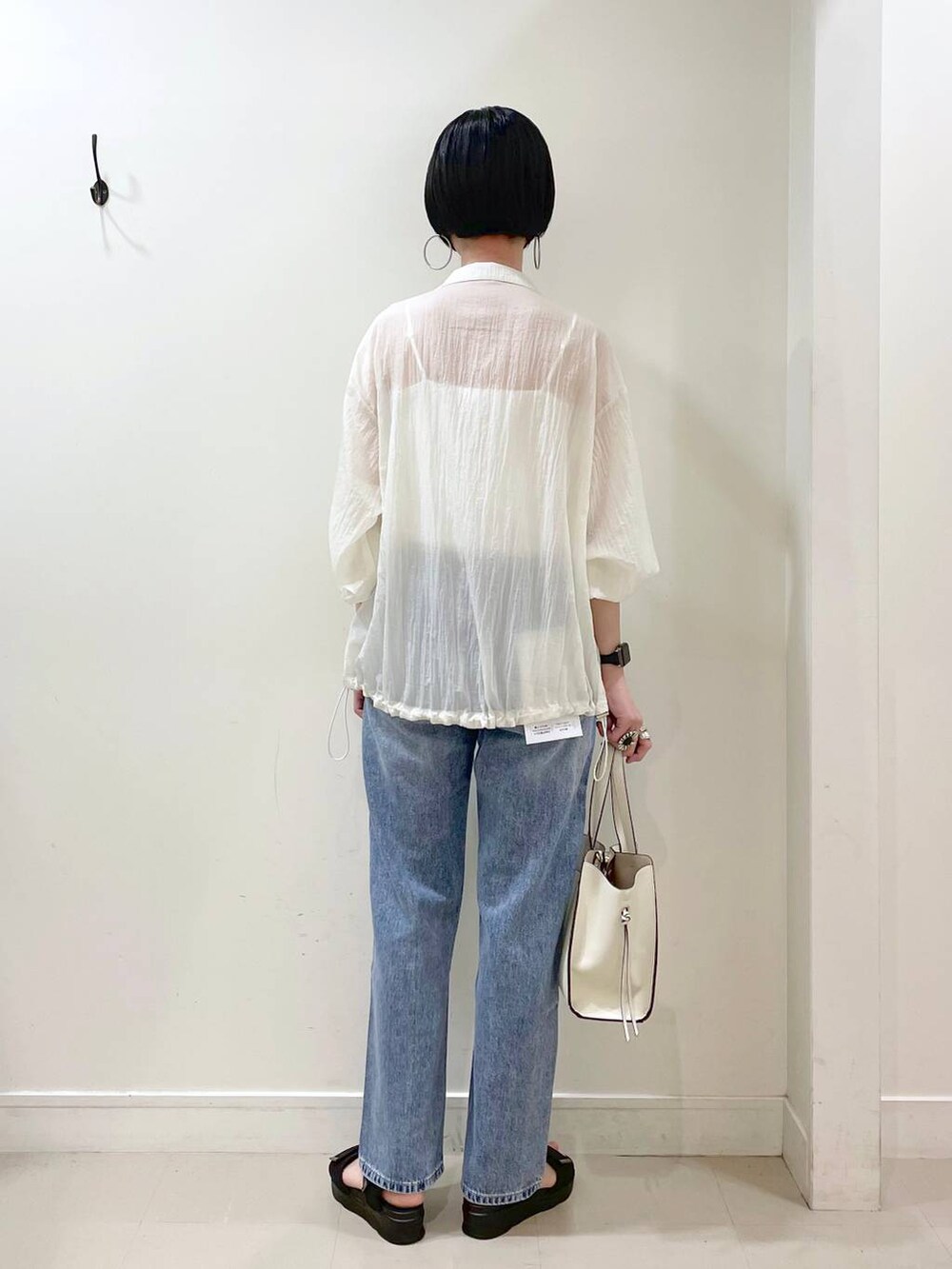 「ネックレス、ブルゾン、シアートップス、キャミソール、カップ付きインナー、デニムパンツ、パンツ、春コーデ、夏コーデ、高見え、若見え、着痩せ・細見え、ママコーデ、楽ちんコーデ、普通_GLOBAL WORK」|「GLOBAL WORKのGOODデニムストレートパンツ/209645(デニムパンツ、ブルー系)」を使った、るんるんさん(レディース・168cm)の春コーディネートの4枚目の写真