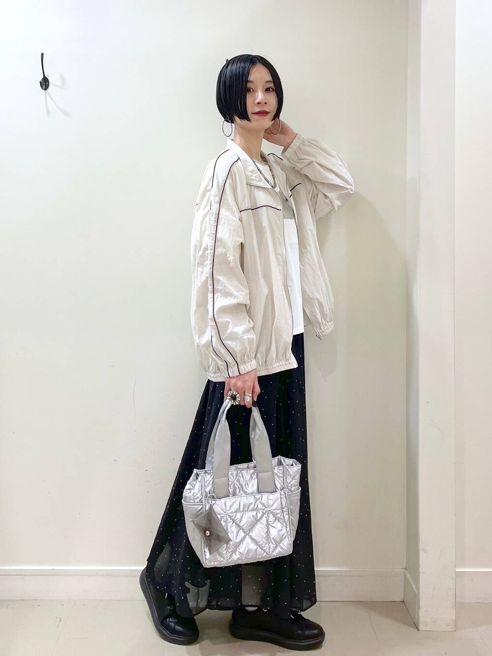 「高見え、若見え、着痩せ・細見え、ママコーデ、楽ちんコーデ、普通_GLOBAL WORK、高身長、体型カバー、GLOBAL WORK、シンプルコーデ、ブルゾン、Tシャツ、スカート、大人カジュアル、春コーデ」|「GLOBAL WORKのエアかるコートスニーカー/135742(スニーカー、ブラック系)」を使った、るんるんさん(レディース・168cm)の春コーディネートの3枚目の写真