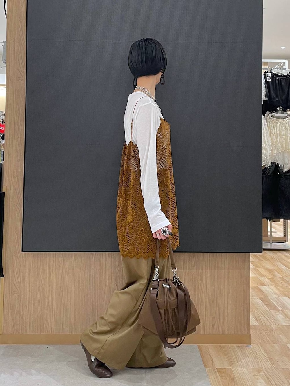 ホワイト系のTシャツ/カットソー、オレンジ系のキャミソール、ブラウン系のその他シューズを着用したレディースの秋コーディネートの8枚目の写真