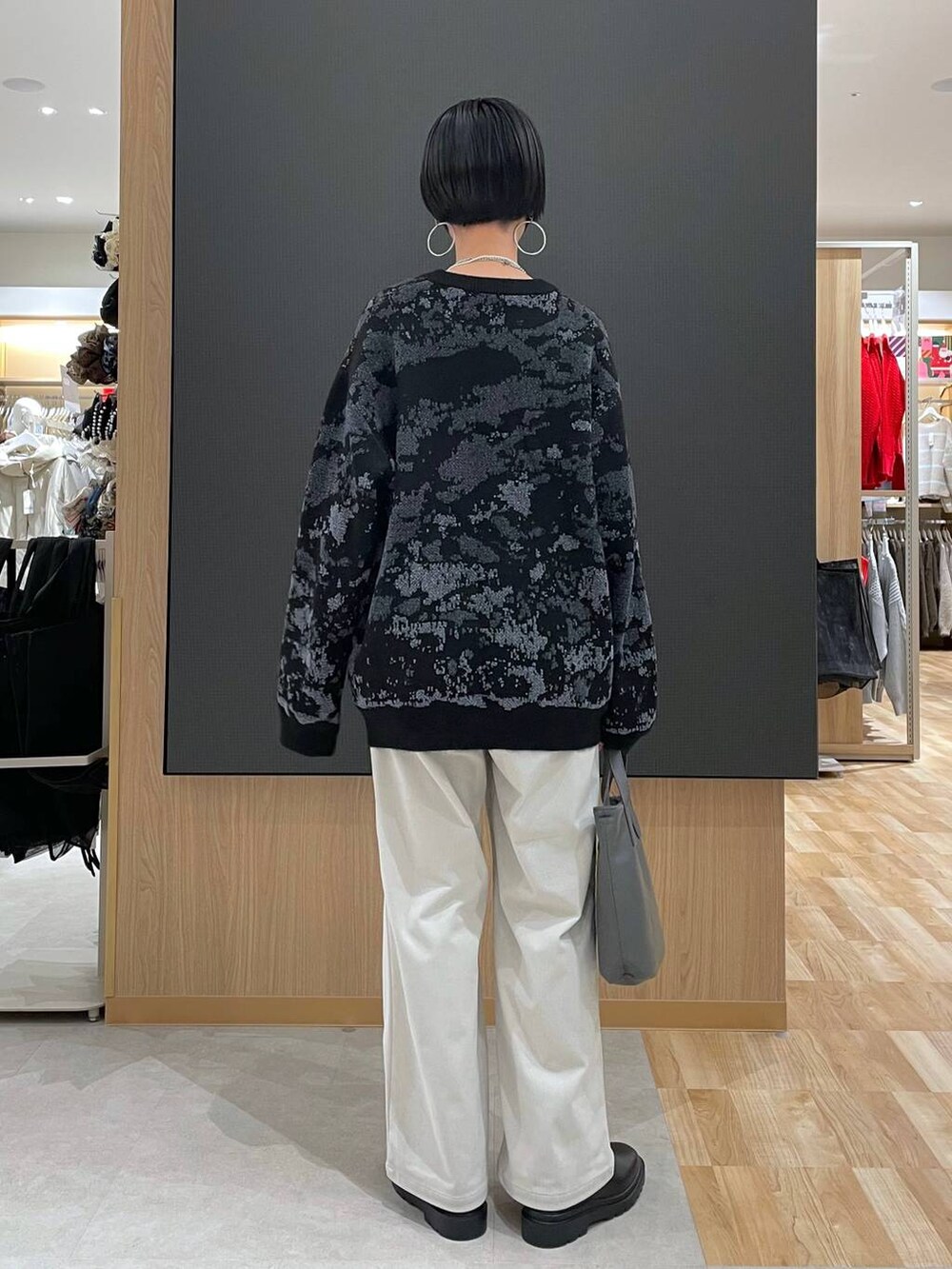 ブラック系のダウンジャケット/コート、グレー系のその他パンツ、ブラック系のブーツを着用したレディースの冬コーディネートの8枚目の写真