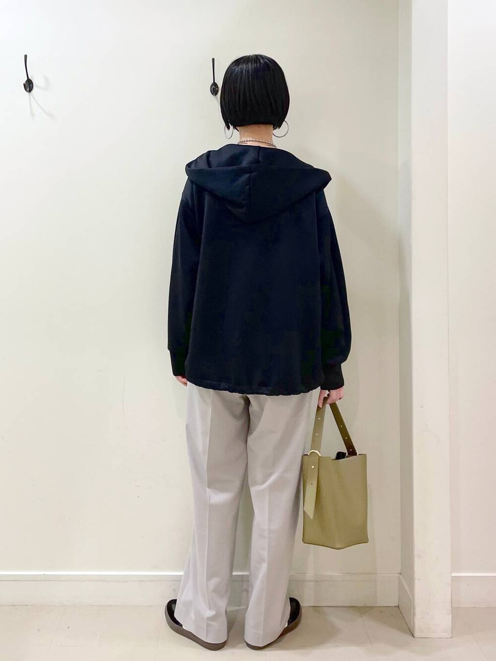 「高見え、若見え、着痩せ・細見え、ママコーデ、普通_GLOBAL WORK、高身長、GLOBAL WORK、パーカー、Tシャツ、ワイドパンツ、パンツ、楽ちんコーデ、体型カバー、ネックレス、ショルダーバッグ」｜「GLOBAL WORKのステンレスボールY字ネックレス/106439（ネックレス、シルバー系）」を使った、るんるんさん（レディース・168cm）の春コーディネートの3枚目の写真
