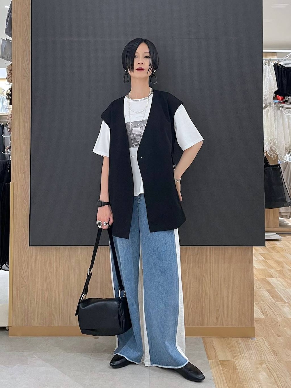 ブラック系のその他シューズ、ホワイト系のTシャツ/カットソー、ブラック系のショルダーバッグを着用したレディースの夏コーディネートの5枚目の写真