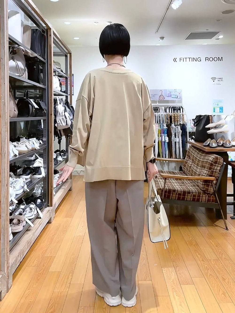 「若見え、着痩せ・細見え、ショルダーバッグ、高見え、ママコーデ、楽ちんコーデ、普通_GLOBAL WORK、高身長、体型カバー、GLOBAL WORK、シンプルコーデ、大人カジュアル、カーディガン、サロペット、タンクトップ」|「GLOBAL WORKのステンレスボールY字ネックレス/106439(ネックレス、シルバー系)」を使った、るんるんさん(レディース・168cm)の春コーディネートの3枚目の写真