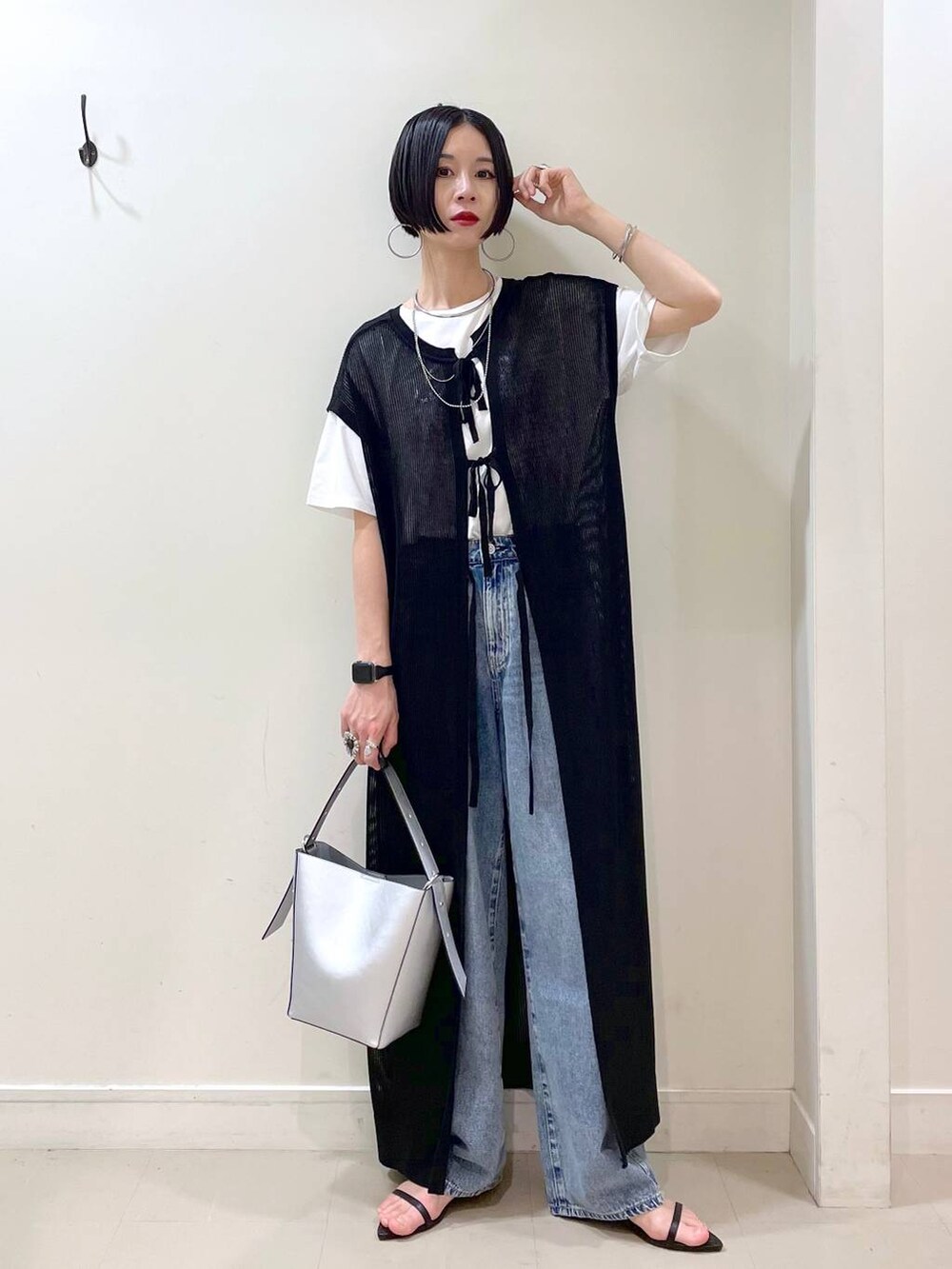 「ワンピース、ベスト、Tシャツ、デニムパンツ、パンツ、ワイドパンツ、春コーデ、春夏コーデ、夏コーデ、高見え、若見え、着痩せ・細見え、ママコーデ、楽ちんコーデ、普通_GLOBAL WORK」｜「GLOBAL WORKのGOODデニムバギーパンツ/118365（デニムパンツ、ブルー系）」を使った、るんるんさん（レディース・168cm）の春コーディネートの6枚目の写真