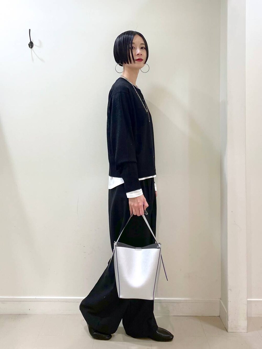 「マウンテンパーカー、ブルゾン、アウター、カーディガン、Tシャツ、ロンT、春コーデ、ワイドパンツ、パンツ、楽ちんコーデ、体型カバー、シンプルコーデ、ネックレス、高見え、若見え」|「GLOBAL WORKのらくっション踏めるバブーシュ/136007(その他シューズ、ブラック系)」を使った、るんるんさん(レディース・168cm)の春コーディネートの8枚目の写真