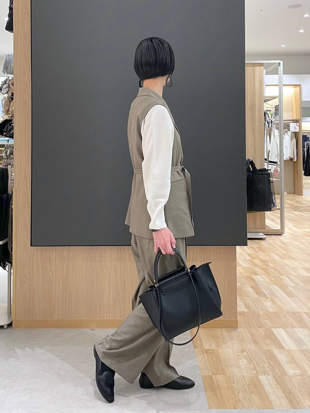 ブラック系のその他シューズ、ブラック系のトートバッグ、ベージュ系のニット/セーターを着用したレディースの春コーディネートの3枚目の写真