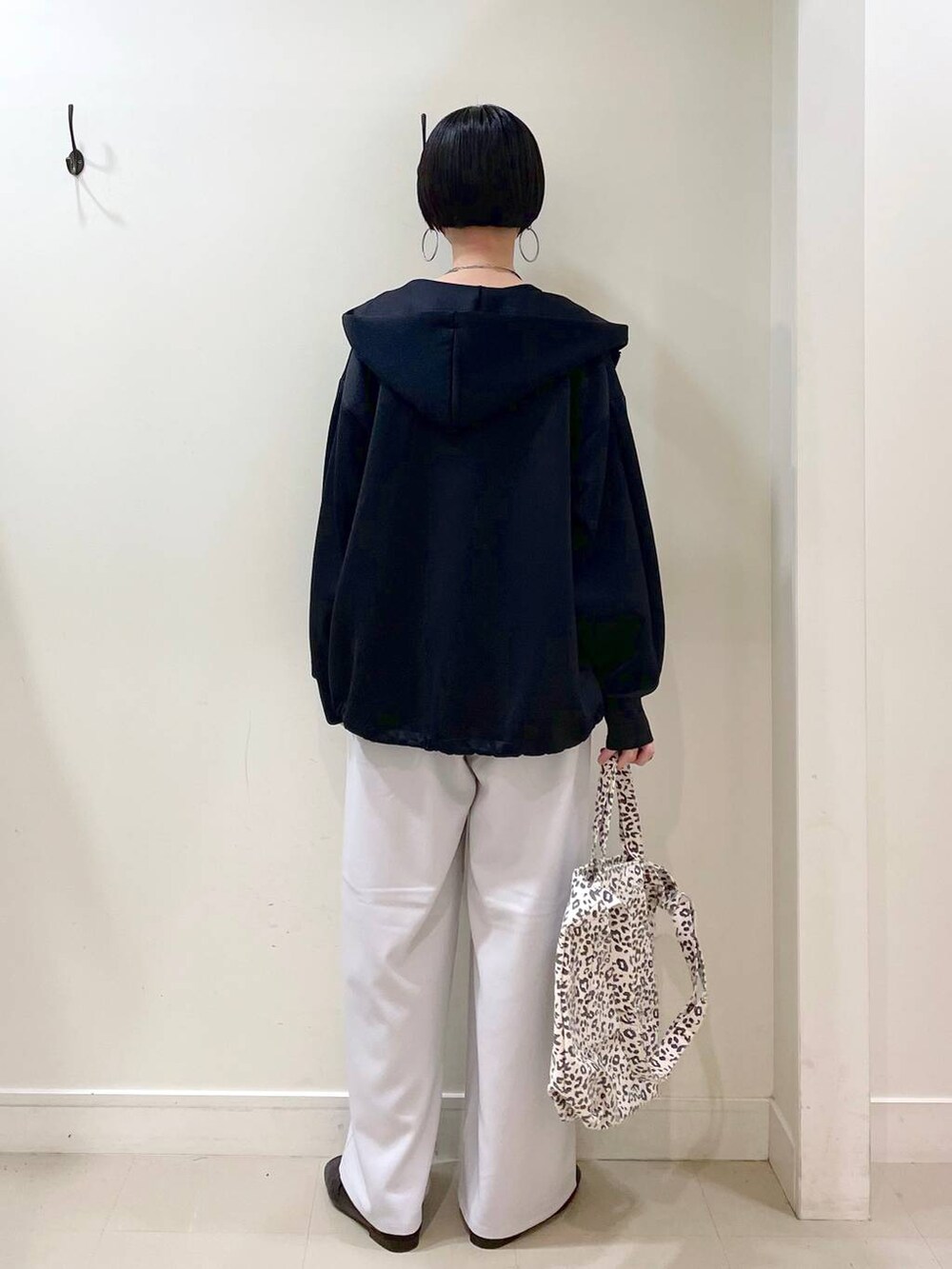 「高見え、若見え、バッグ、春コーデ、着痩せ・細見え、ママコーデ、普通_GLOBAL WORK、高身長、GLOBAL WORK、パーカー、ワイドパンツ、パンツ、楽ちんコーデ、体型カバー、ネックレス」｜「GLOBAL WORKのサイズ拡大/らくっション撥水2WAYローファー/131468（ローファー、ブラック系）」を使った、るんるんさん（レディース・168cm）の春コーディネートの4枚目の写真