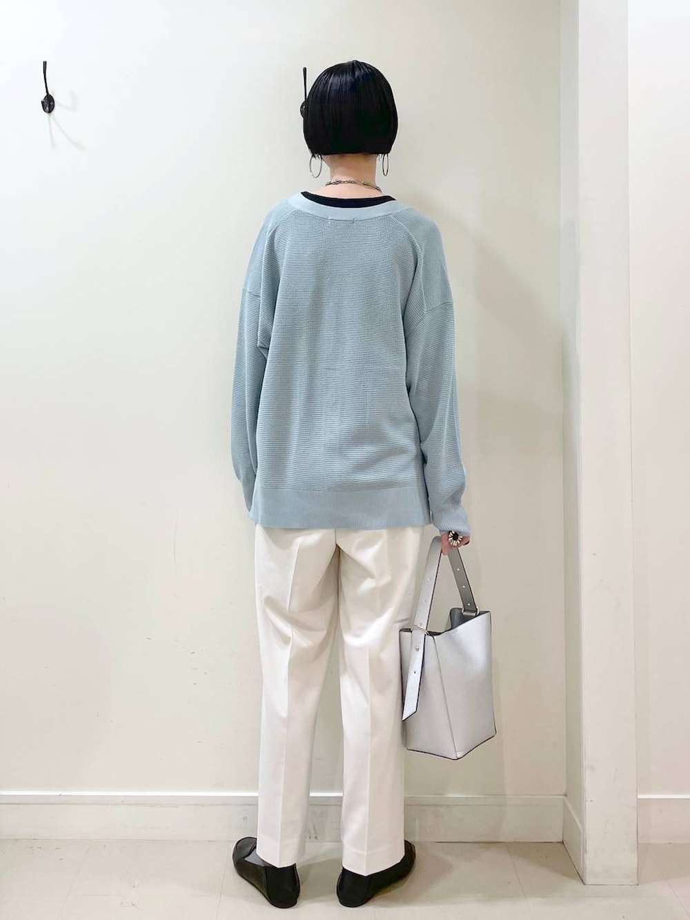 「GLOBAL WORK、シンプルコーデ、高見え、若見え、着痩せ・細見え、ママコーデ、楽ちんコーデ、普通_GLOBAL WORK、高身長、体型カバー、カーディガン、タンクトップ、テーパードパンツ、パンツ、ネックレス」｜「GLOBAL WORKのウツクシルエットテーパードパンツ/133595（その他パンツ、ホワイト系）」を使った、るんるんさん（レディース・168cm）の春コーディネートの4枚目の写真