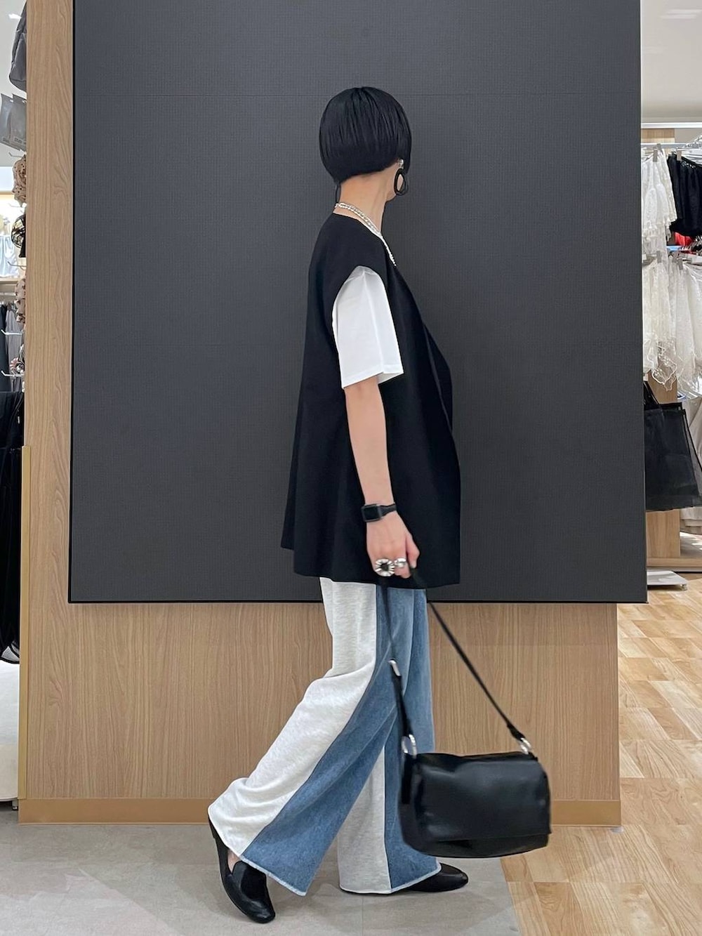 ブラック系のその他シューズ、ホワイト系のTシャツ/カットソー、ブラック系のショルダーバッグを着用したレディースの夏コーディネートの2枚目の写真