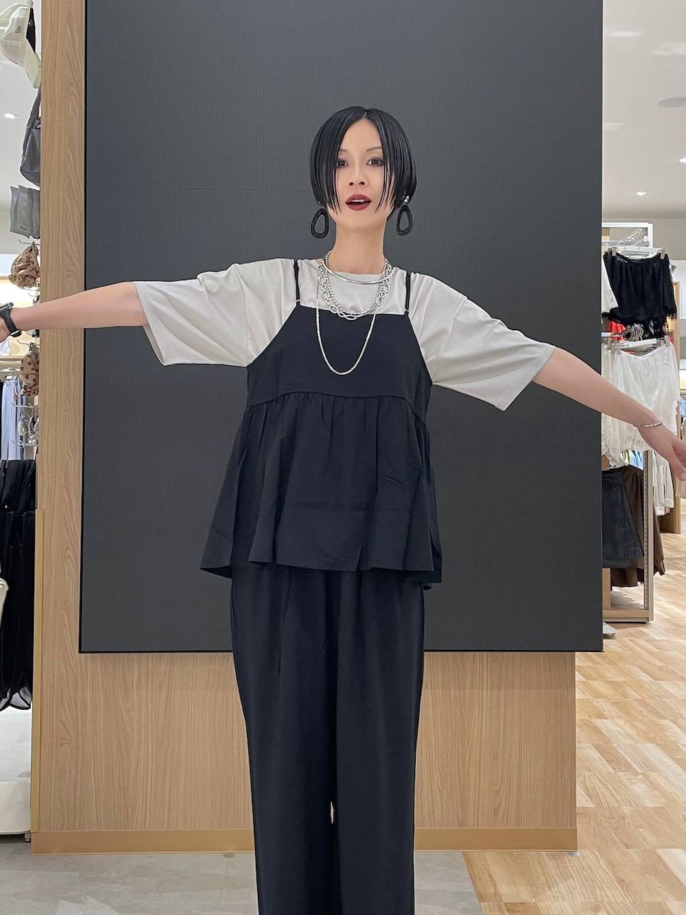 ブラック系のその他パンツ、ベージュ系のTシャツ/カットソー、ブラック系のサンダルを着用したレディースの夏コーディネートの5枚目の写真