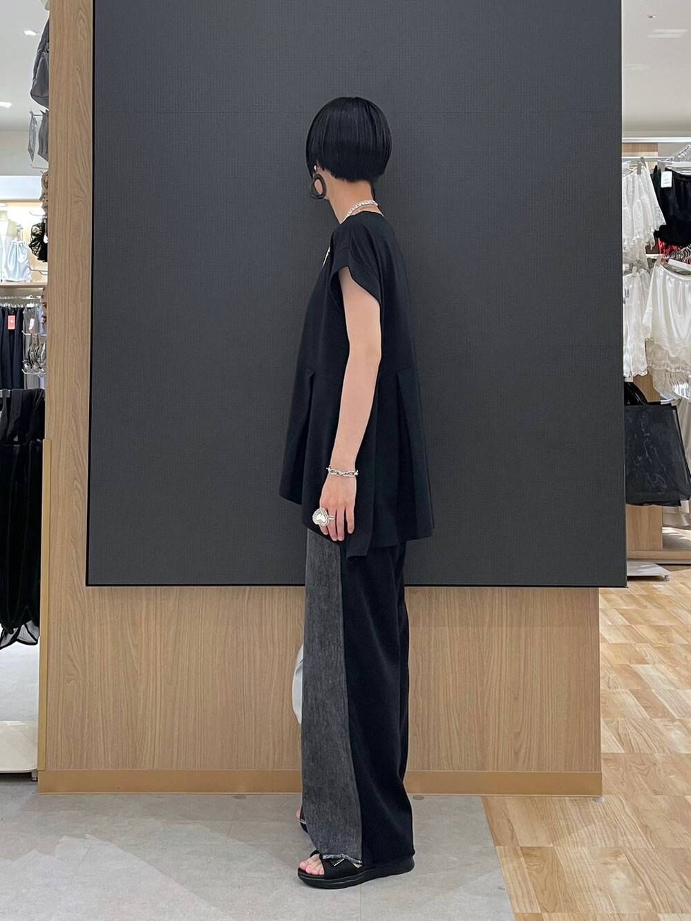 ブラック系のTシャツ/カットソー、ブラック系のサンダル、グレー系のショルダーバッグを着用したレディースの夏コーディネートの5枚目の写真