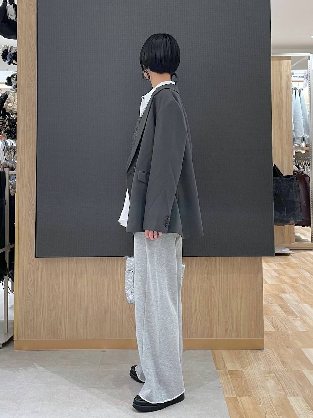 ブラック系のローファー、シルバー系のトートバッグ、ホワイト系のシャツ/ブラウスを着用したレディースの冬コーディネートの4枚目の写真