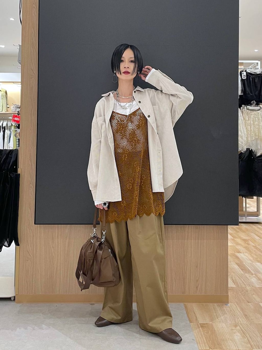 ホワイト系のTシャツ/カットソー、オレンジ系のキャミソール、ブラウン系のその他シューズを着用したレディースの秋コーディネートの6枚目の写真