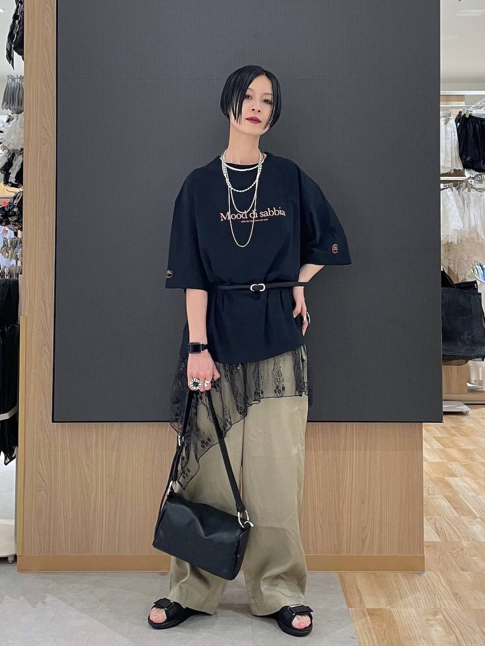 ブラック系のTシャツ/カットソー、ブラック系のサンダル、ブラック系のショルダーバッグを着用したレディースの夏コーディネートの4枚目の写真