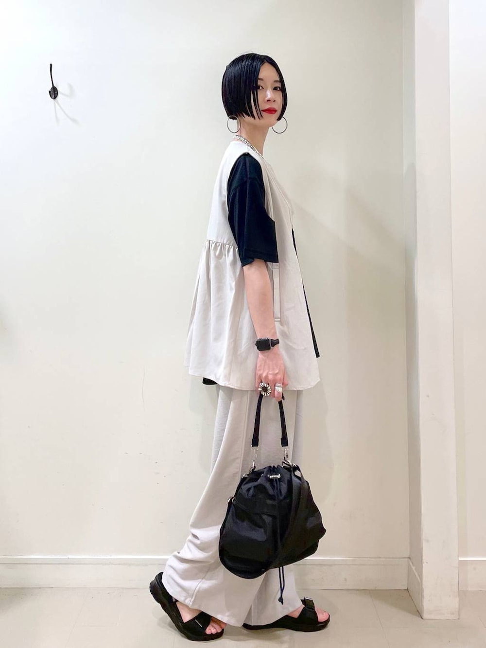 「高見え、若見え、着痩せ・細見え、ママコーデ、楽ちんコーデ、普通_GLOBAL WORK、高身長、体型カバー、GLOBAL WORK、シンプルコーデ、大人カジュアル、Tシャツ、ベスト、ワイドパンツ、パンツ」|「GLOBAL WORKの撥水軽量2WAYバッグ/137590(ショルダーバッグ、ブラック系)」を使った、るんるんさん(レディース・168cm)の夏コーディネートの3枚目の写真