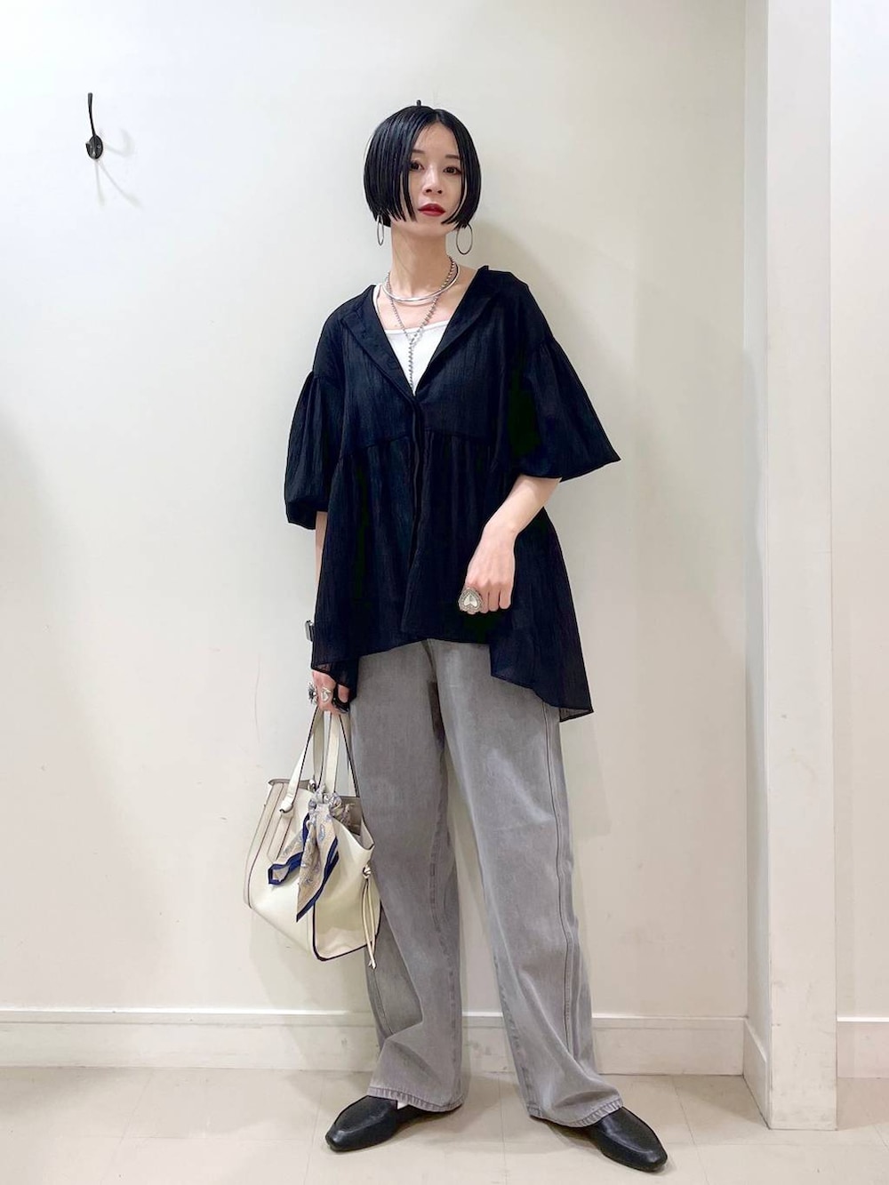 「着痩せ・細見え、ママコーデ、高身長、体型カバー、高見え、若見え、楽ちんコーデ、普通_GLOBAL WORK、GLOBAL WORK、シンプルコーデ、大人カジュアル、ブラウス、タンクトップ、ワイドパンツ、デニムパンツ」｜「GLOBAL WORKのステンレスボールY字ネックレス/106439（ネックレス、シルバー系）」を使った、るんるんさん（レディース・168cm）の春コーディネートの2枚目の写真