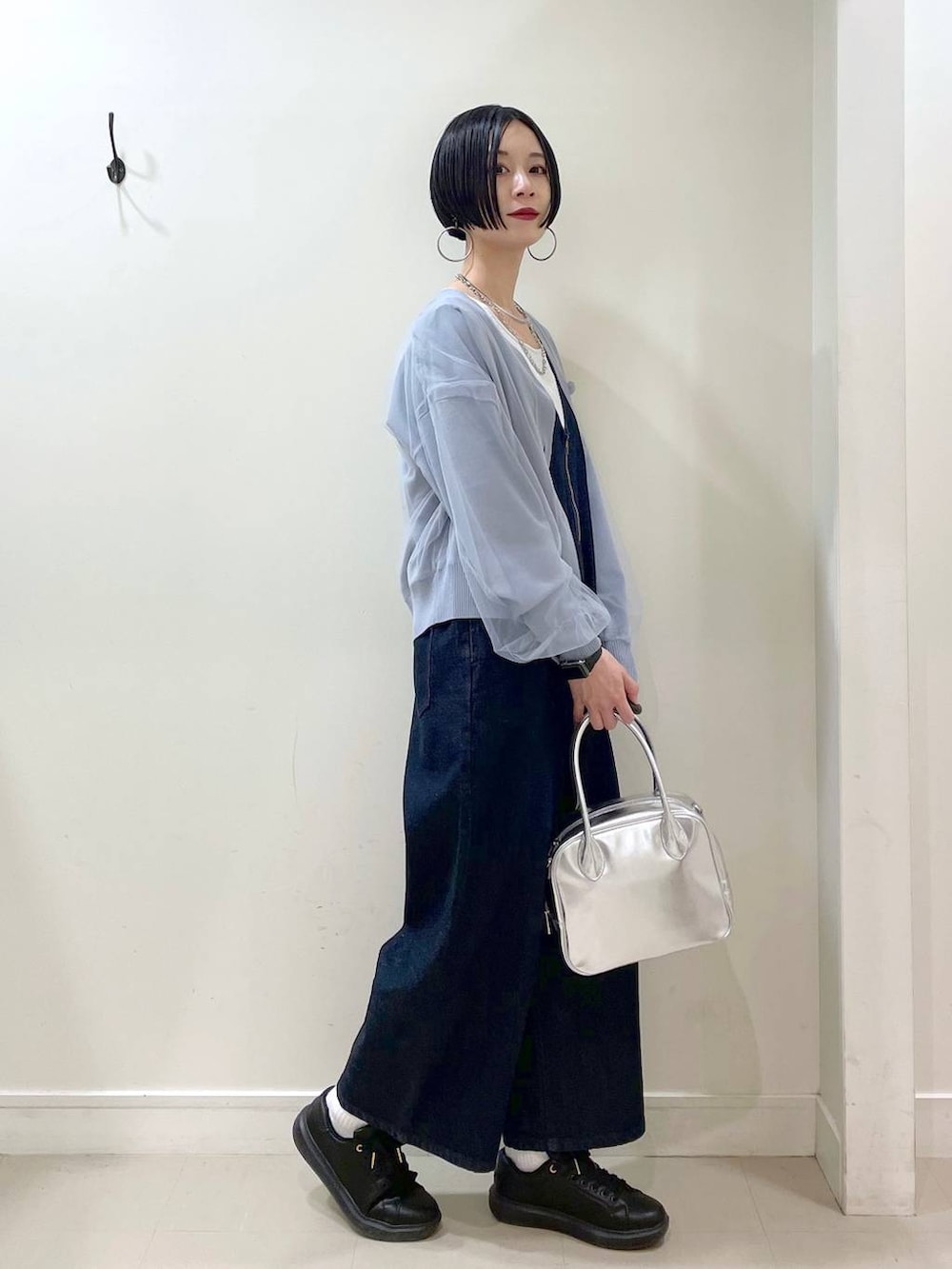 「高見え、若見え、着痩せ・細見え、ママコーデ、楽ちんコーデ、普通_GLOBAL WORK、高身長、体型カバー、GLOBAL WORK、シンプルコーデ、サロペット、タンクトップ、カーディガン、ネックレス、スニーカー」|「GLOBAL WORKのエアかるコートスニーカー/135742(スニーカー、ブラック系)」を使った、るんるんさん(レディース・168cm)の春コーディネートの2枚目の写真