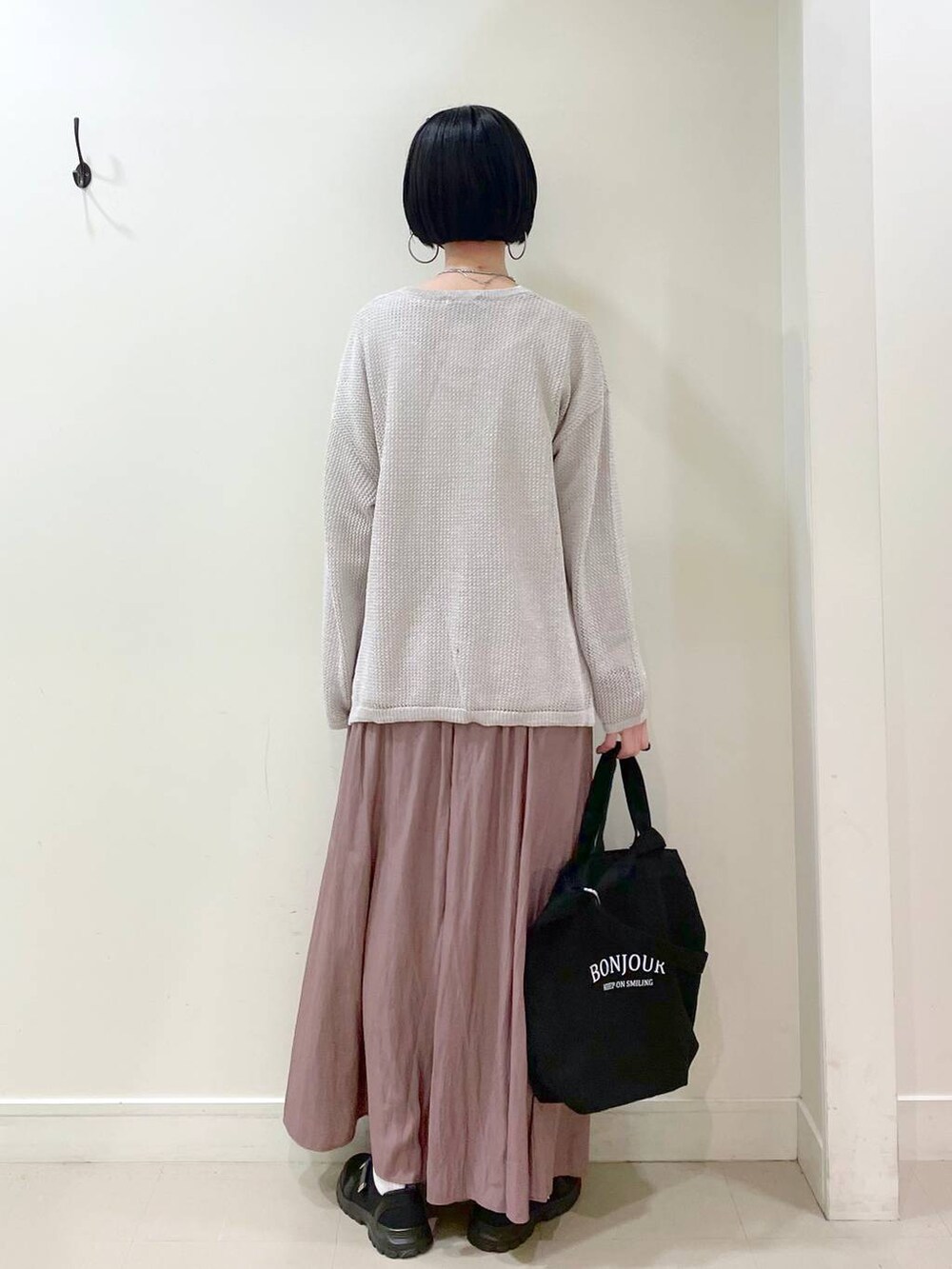 「若見え、着痩せ・細見え、普通_GLOBAL WORK、高身長、GLOBAL WORK、パーカー、ワイドパンツ、パンツ、楽ちんコーデ、ネックレス、ショルダーバッグ、スニーカー、春コーデ、高見え、ママコーデ」|「GLOBAL WORKのエアかるクッションベルトスニーカー/102313(スニーカー、ブラック系)」を使った、るんるんさん(レディース・168cm)の春コーディネートの8枚目の写真