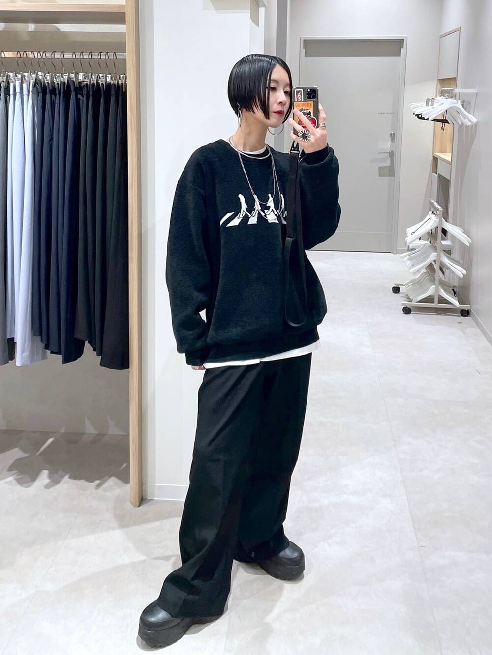 ブラック系のその他パンツ、ホワイト系のTシャツ/カットソー、ブラック系のTシャツ/カットソーを着用したレディースの冬コーディネートの3枚目の写真