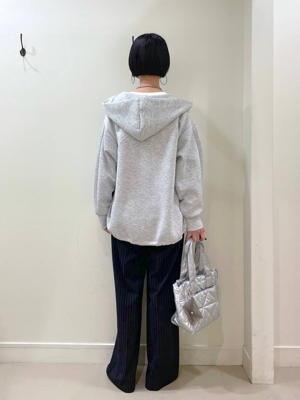 「高見え、若見え、着痩せ・細見え、ママコーデ、普通_GLOBAL WORK、高身長、GLOBAL WORK、パーカー、スウェット、Tシャツ、ロンT、ワイドパンツ、パンツ、ネックレス、ショルダーバッグ」｜「GLOBAL WORKのステンレスボールY字ネックレス/106439（ネックレス、シルバー系）」を使った、るんるんさん（レディース・168cm）の春コーディネートの4枚目の写真