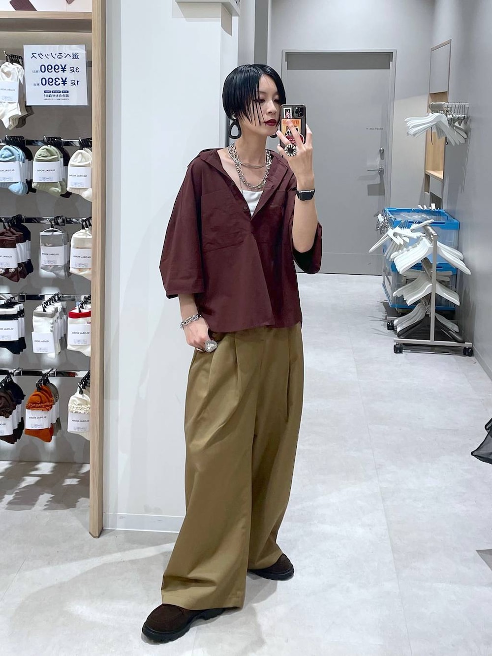 ブラウン系のローファー、レッド系のシャツ/ブラウス、ブラウン系のその他パンツを着用したレディースの秋コーディネートの6枚目の写真