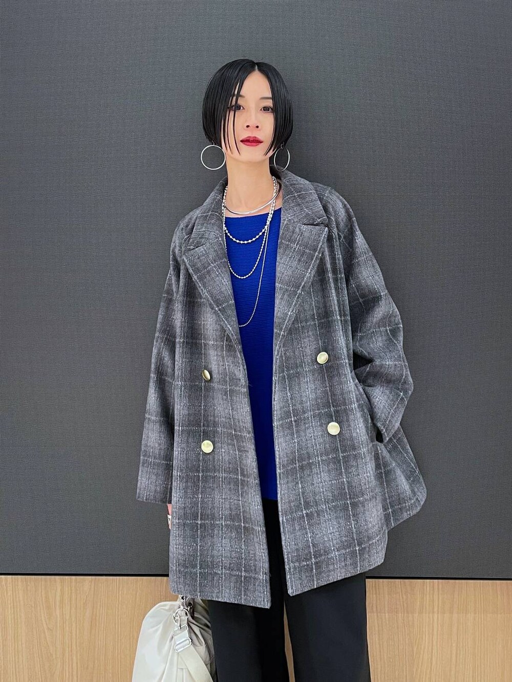 ホワイト系のショルダーバッグ、その他のチェスターコート、ブラック系のその他パンツを着用したレディースの秋コーディネートの6枚目の写真