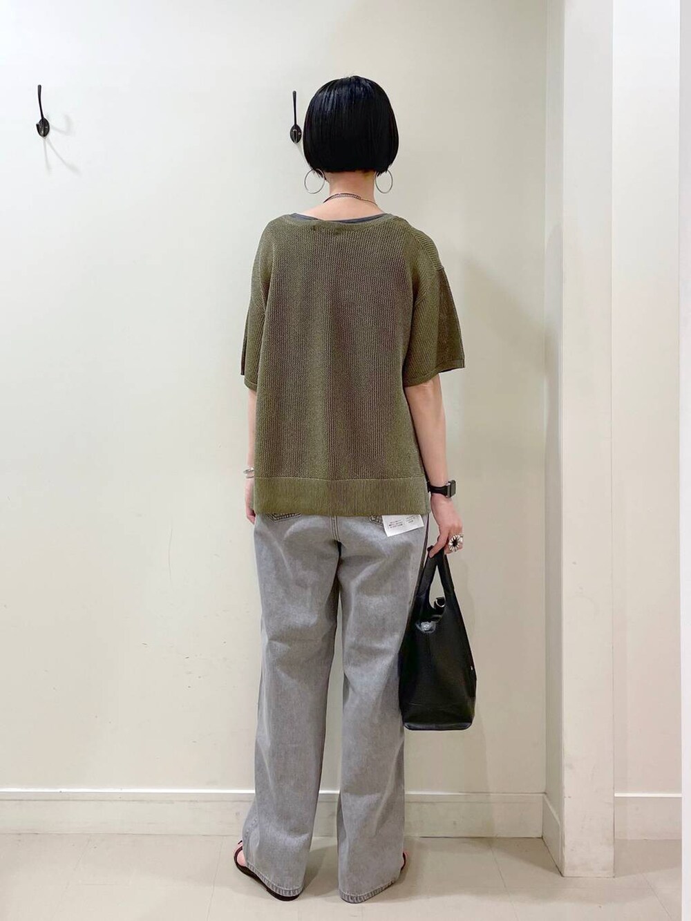 「高見え、若見え、着痩せ・細見え、ママコーデ、楽ちんコーデ、普通_GLOBAL WORK、高身長、体型カバー、GLOBAL WORK、シンプルコーデ、大人カジュアル、タンクトップ、ワイドパンツ、パンツ、デニムパンツ」|「GLOBAL WORKのGOODデニムバギーパンツ/118365(デニムパンツ、グレー系)」を使った、るんるんさん(レディース・168cm)の春コーディネートの4枚目の写真