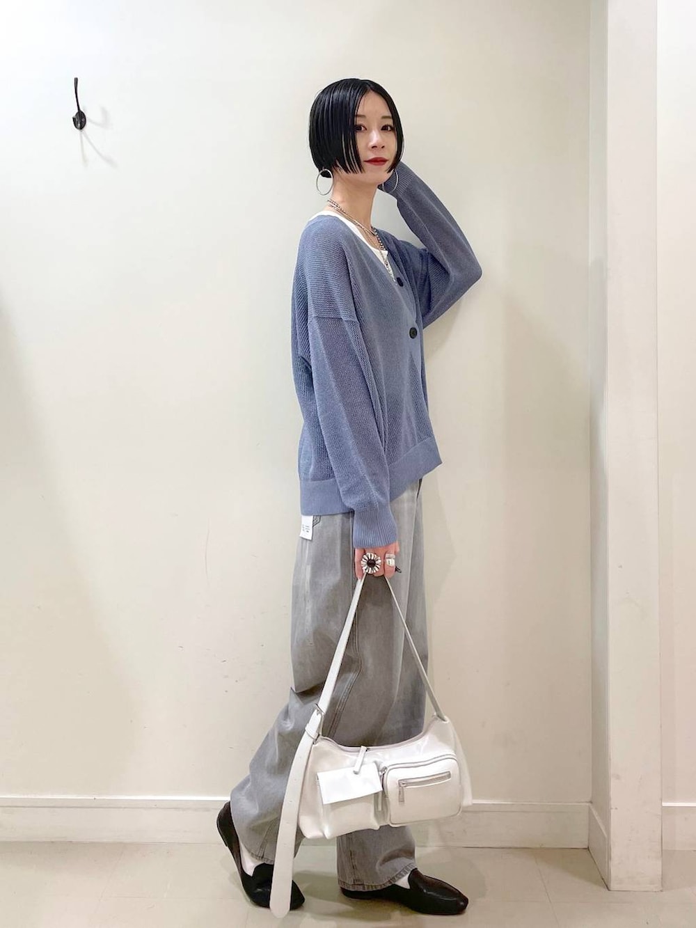 「高見え、若見え、着痩せ・細見え、ママコーデ、楽ちんコーデ、普通_GLOBAL WORK、高身長、体型カバー、GLOBAL WORK、シンプルコーデ、カーディガン、タンクトップ、デニムパンツ、パンツ、ワイドパンツ」｜「GLOBAL WORKのステンレスボールY字ネックレス/106439（ネックレス、シルバー系）」を使った、るんるんさん（レディース・168cm）の春コーディネートの3枚目の写真