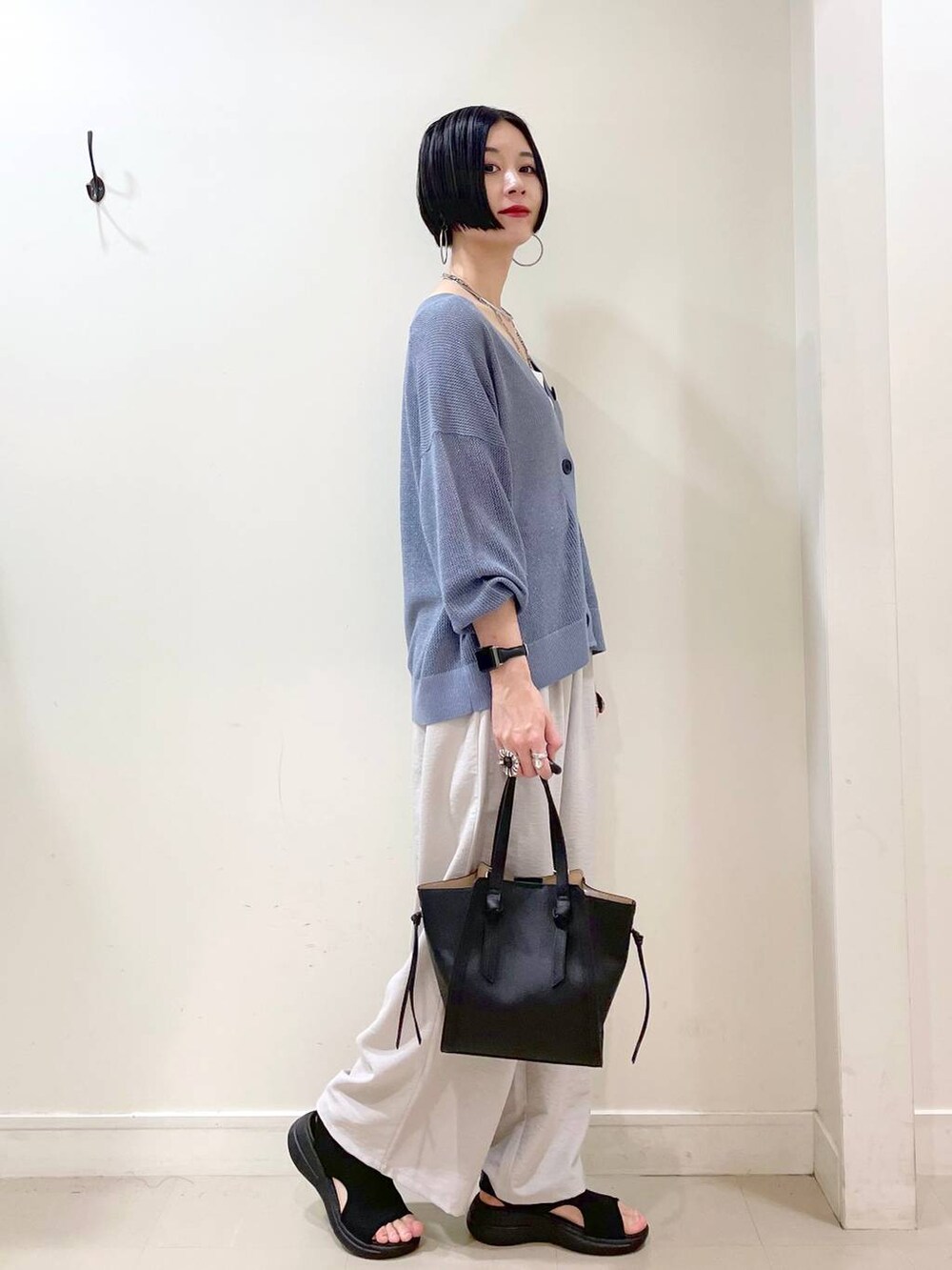 「高見え、若見え、着痩せ・細見え、ママコーデ、楽ちんコーデ、普通_GLOBAL WORK、高身長、体型カバー、GLOBAL WORK、シンプルコーデ、大人カジュアル、カーディガン、キャミソール、ワイドパンツ、パンツ」｜「GLOBAL WORKのスペ軽変形3WAYBAG/234491（ショルダーバッグ、ブラック系）」を使った、るんるんさん（レディース・168cm）の春コーディネートの3枚目の写真