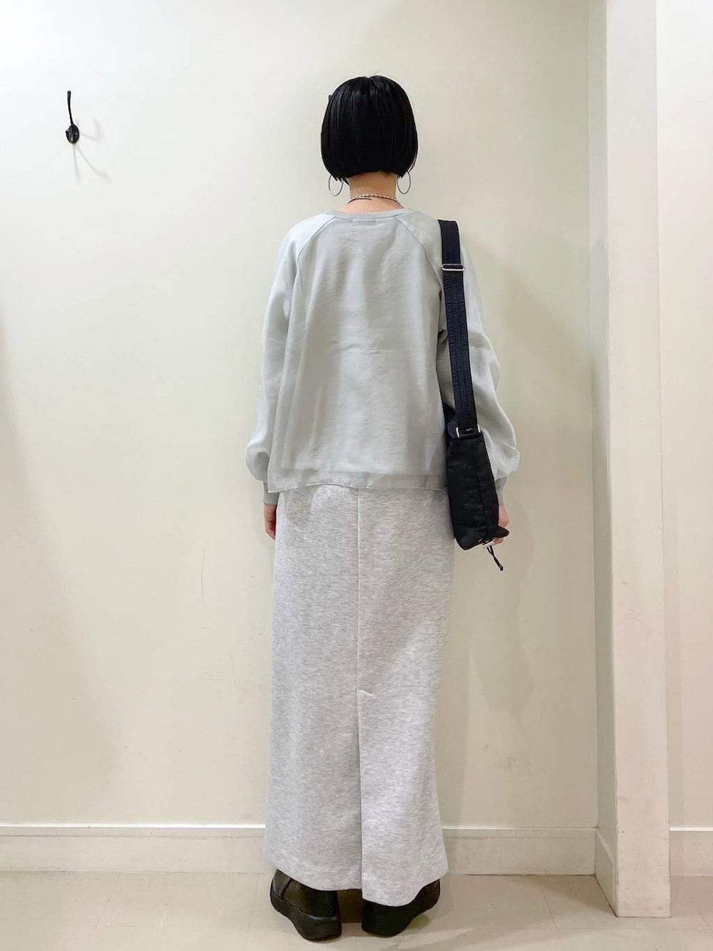 「高見え、若見え、着痩せ・細見え、ママコーデ、普通_GLOBAL WORK、高身長、GLOBAL WORK、トレンチコート、コート、スカート、スウェット、ネックレス、ショルダーバッグ、バッグ、春コーデ」|「GLOBAL WORKのステンレスボールY字ネックレス/106439(ネックレス、シルバー系)」を使った、るんるんさん(レディース・168cm)の春コーディネートの8枚目の写真