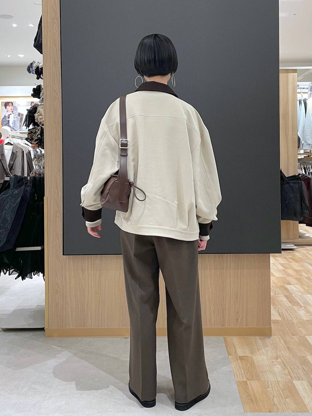 ブラウン系のローファー、ブラウン系のその他パンツ、ホワイト系のニット/セーターを着用したレディースの春コーディネートの3枚目の写真