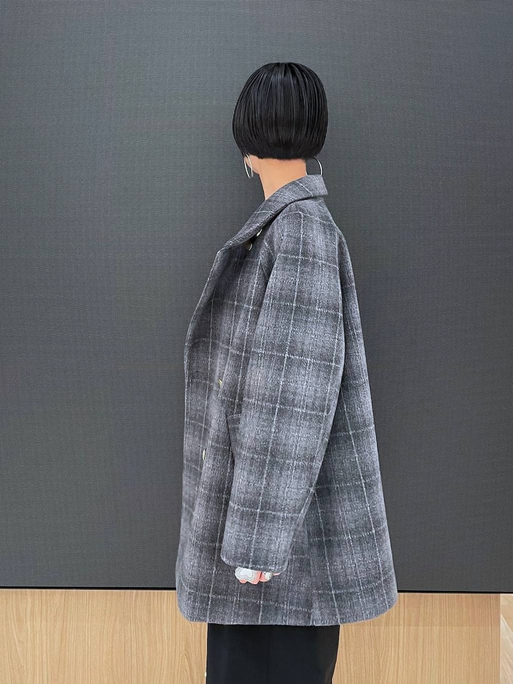 ホワイト系のショルダーバッグ、その他のチェスターコート、ブラック系のその他パンツを着用したレディースの秋コーディネートの5枚目の写真