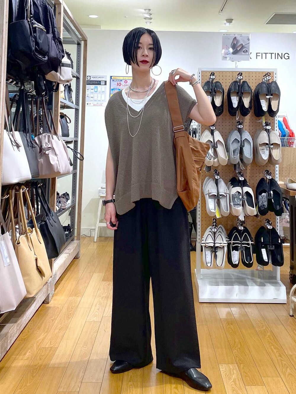 ブラック系のその他シューズ、ブラック系のその他パンツ、ブラウン系のベストを着用したレディースの秋コーディネートの8枚目の写真