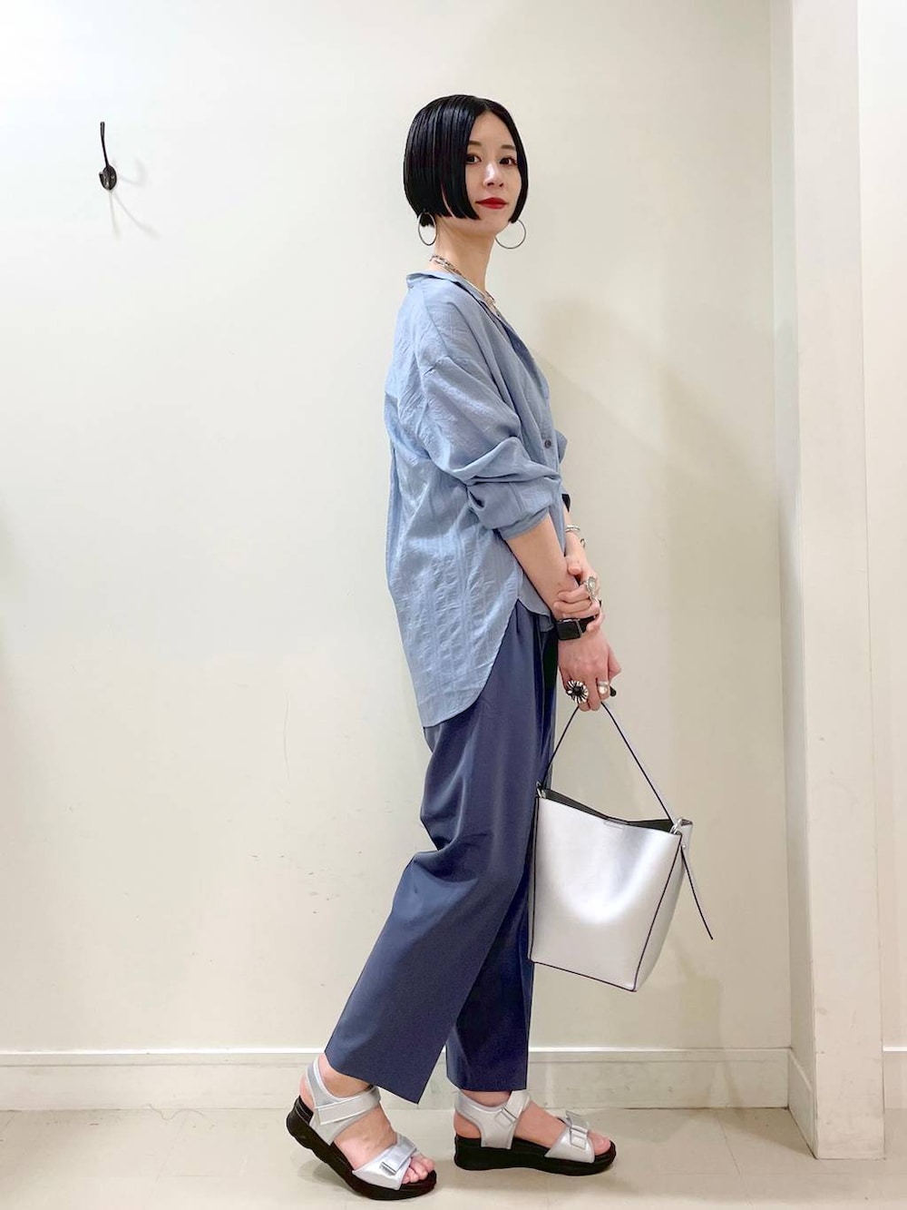 「高見え、若見え、着痩せ・細見え、ママコーデ、楽ちんコーデ、普通_GLOBAL WORK、高身長、体型カバー、GLOBAL WORK、シンプルコーデ、大人カジュアル、シャツ、ブラウス、テーパードパンツ、パンツ」｜「GLOBAL WORKのスペ軽5WAYショルダー/253022（ショルダーバッグ、シルバー系）」を使った、るんるんさん（レディース・168cm）の春コーディネートの3枚目の写真
