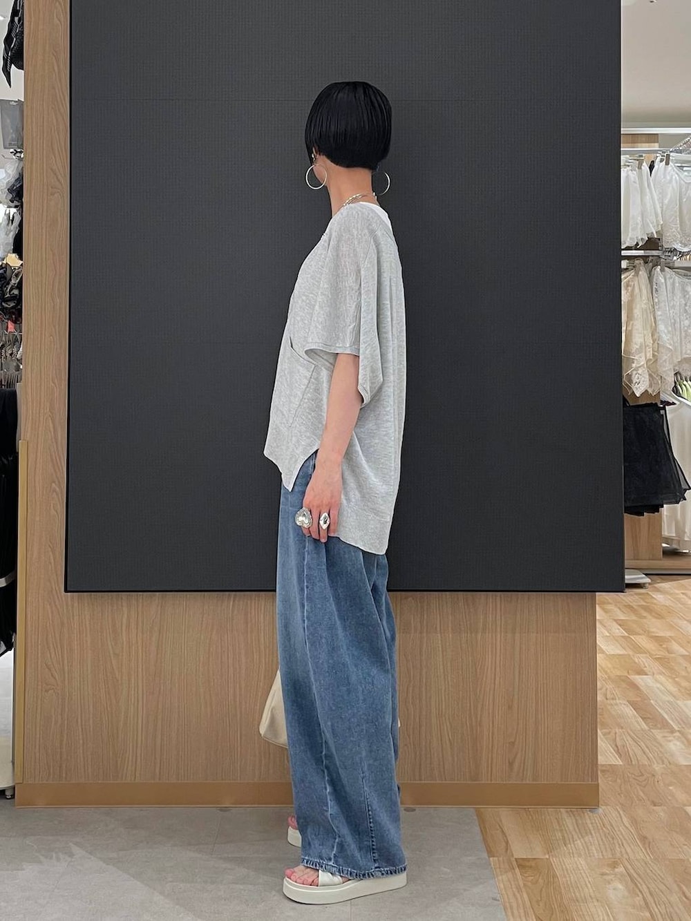 グレー系のカーディガン/ボレロ、ブルー系のデニムパンツ、ホワイト系のタンクトップを着用したレディースの夏コーディネートの4枚目の写真