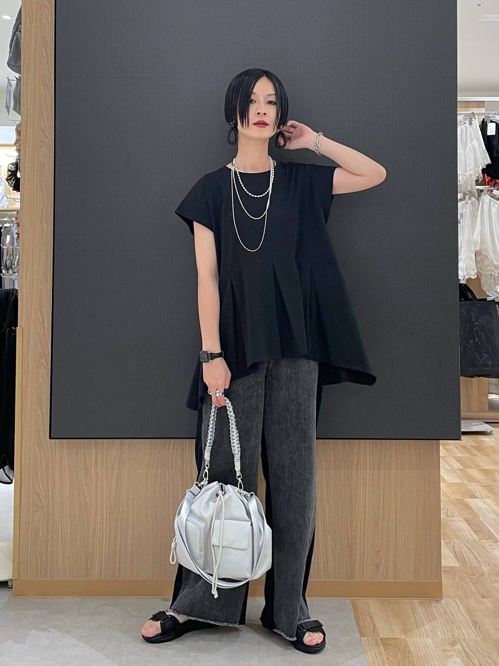 ブラック系のTシャツ/カットソー、ブラック系のサンダル、グレー系のショルダーバッグを着用したレディースの夏コーディネートの6枚目の写真