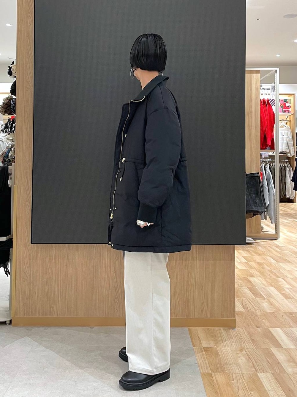 ブラック系のダウンジャケット/コート、グレー系のその他パンツ、ブラック系のブーツを着用したレディースの冬コーディネートの5枚目の写真